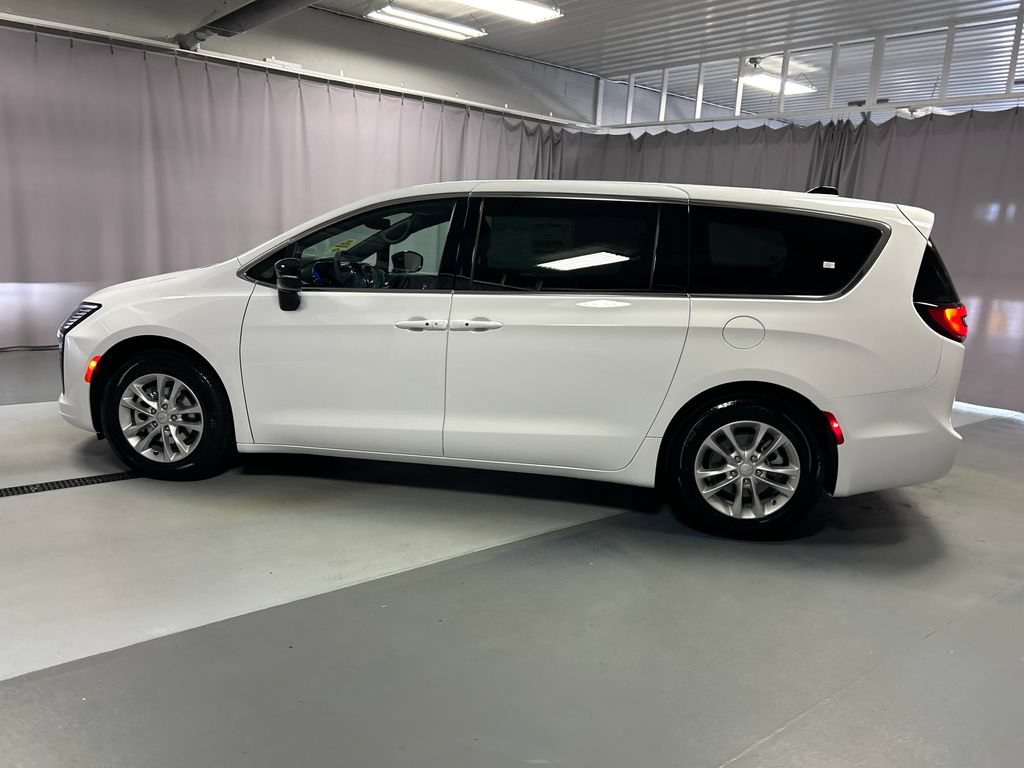 New 2027 Chrysler Pacifica Select FWD image 4