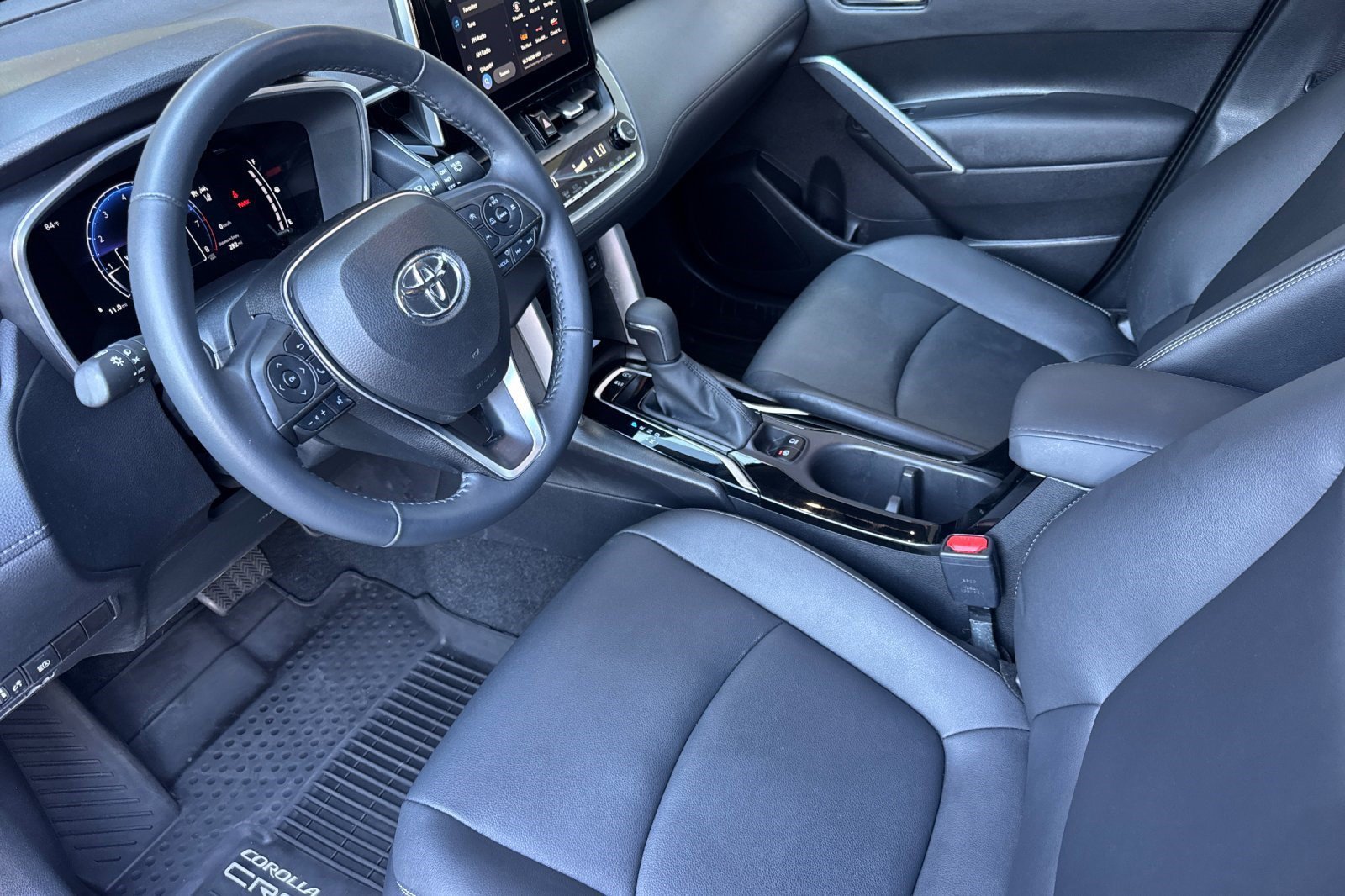 Used 2023 Toyota Corolla Cross XLE w/ Convenience Package FWD image 4