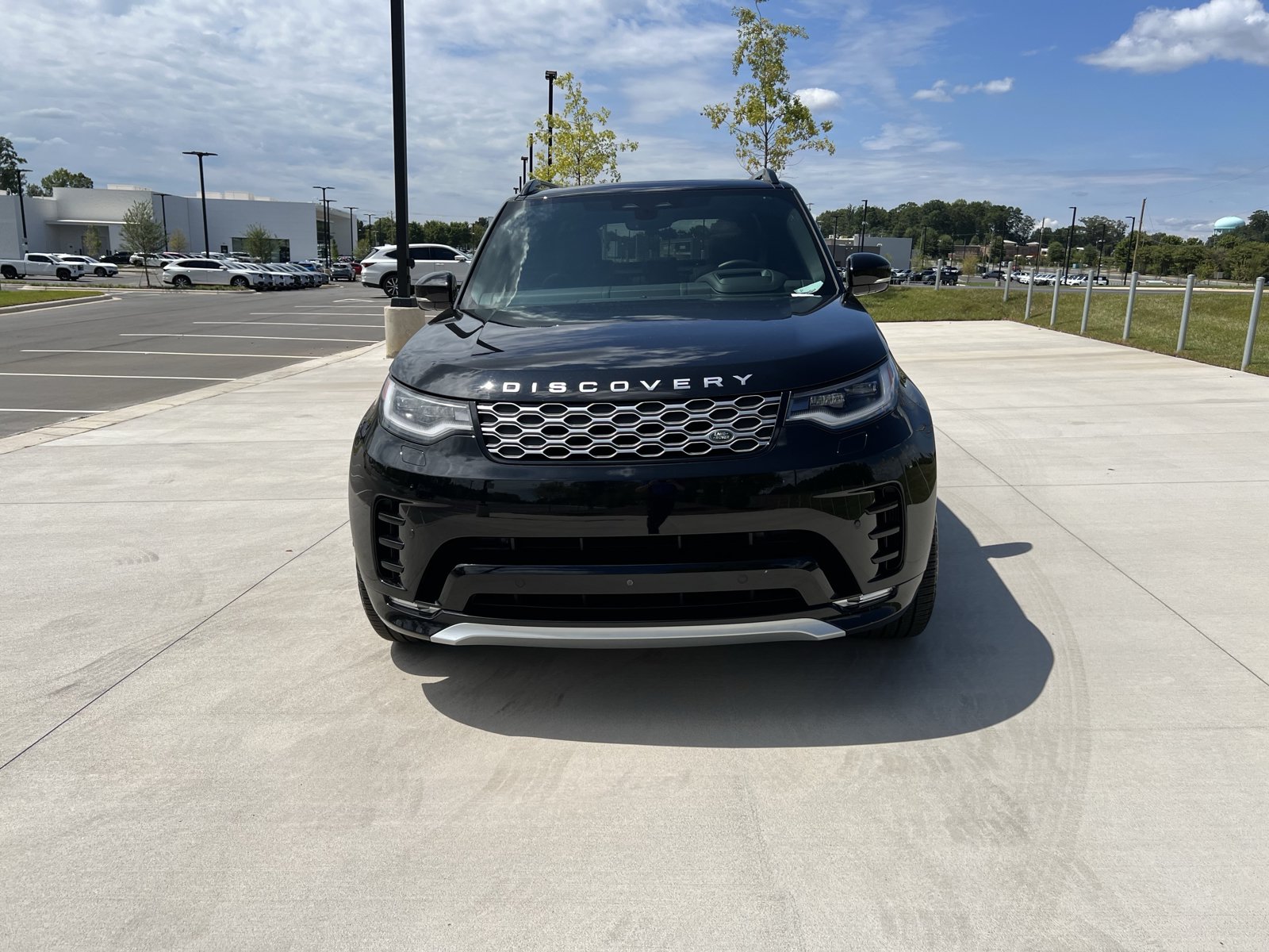 Used 2025 Land Rover Discovery Metropolitan Edition AWD/4WD image 3