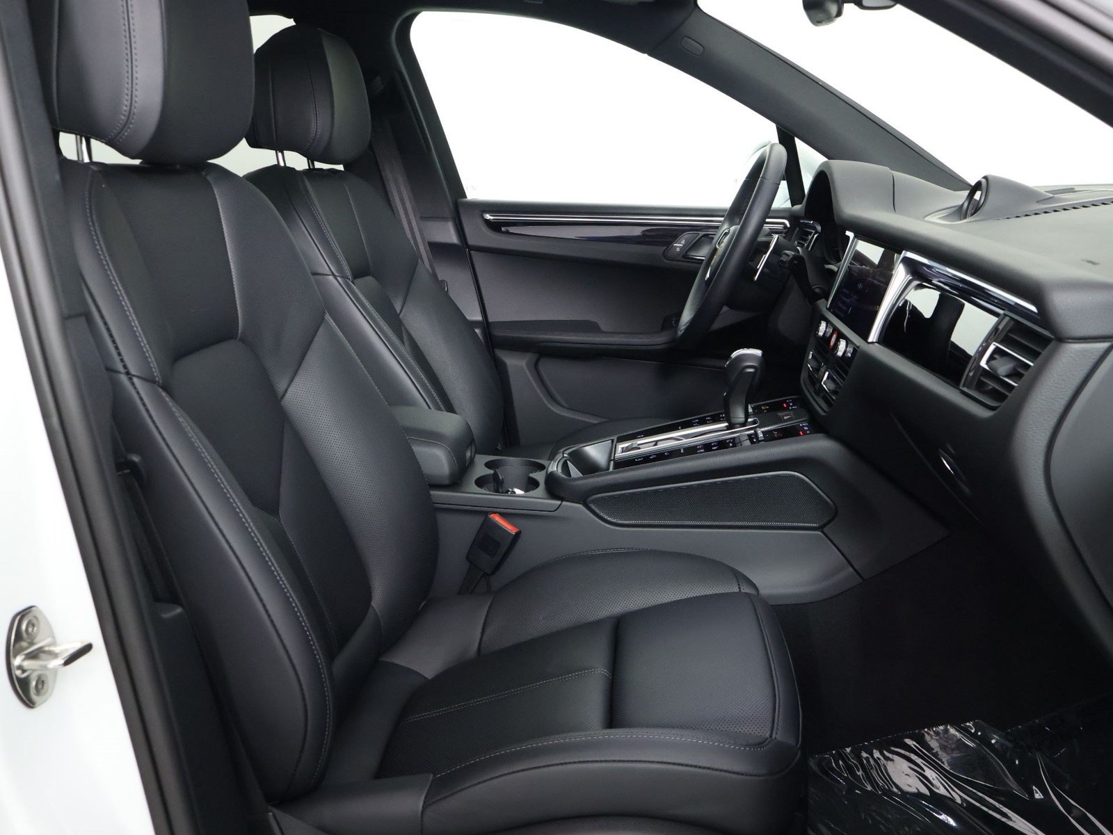 Certified 2026 Porsche Macan AWD/4WD image 31