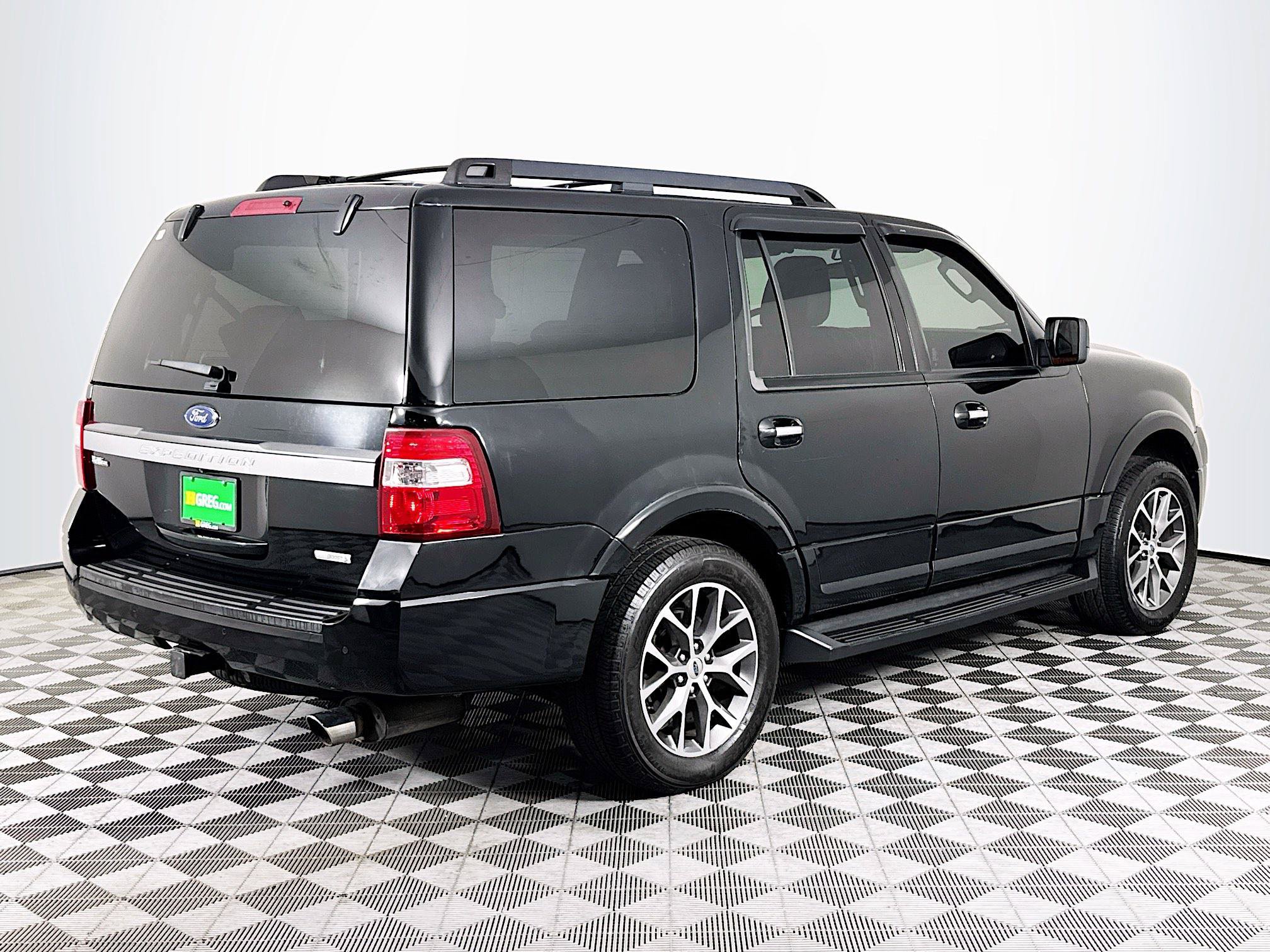 Used 2017 Ford Expedition XLT w/ Equipment Group 202A AWD/4WD image 8