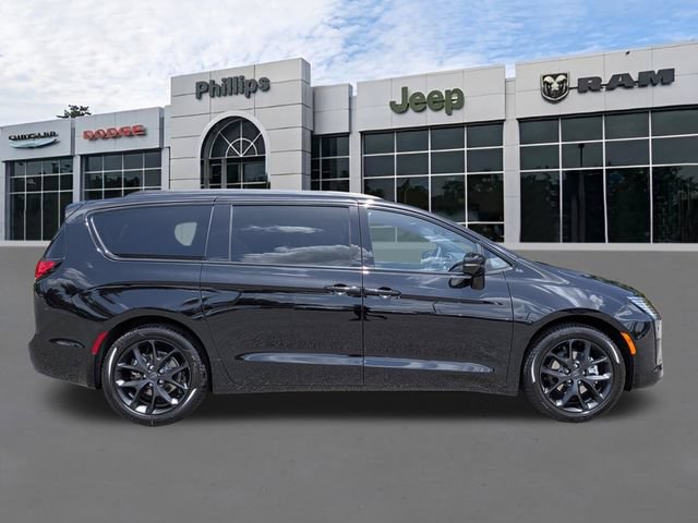 New 2027 Chrysler Pacifica Limited FWD image 2
