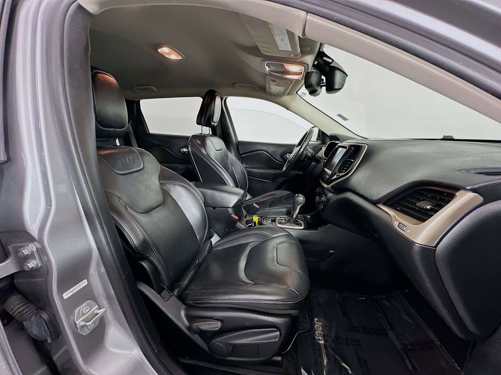 Used 2015 Jeep Cherokee Limited AWD/4WD image 28