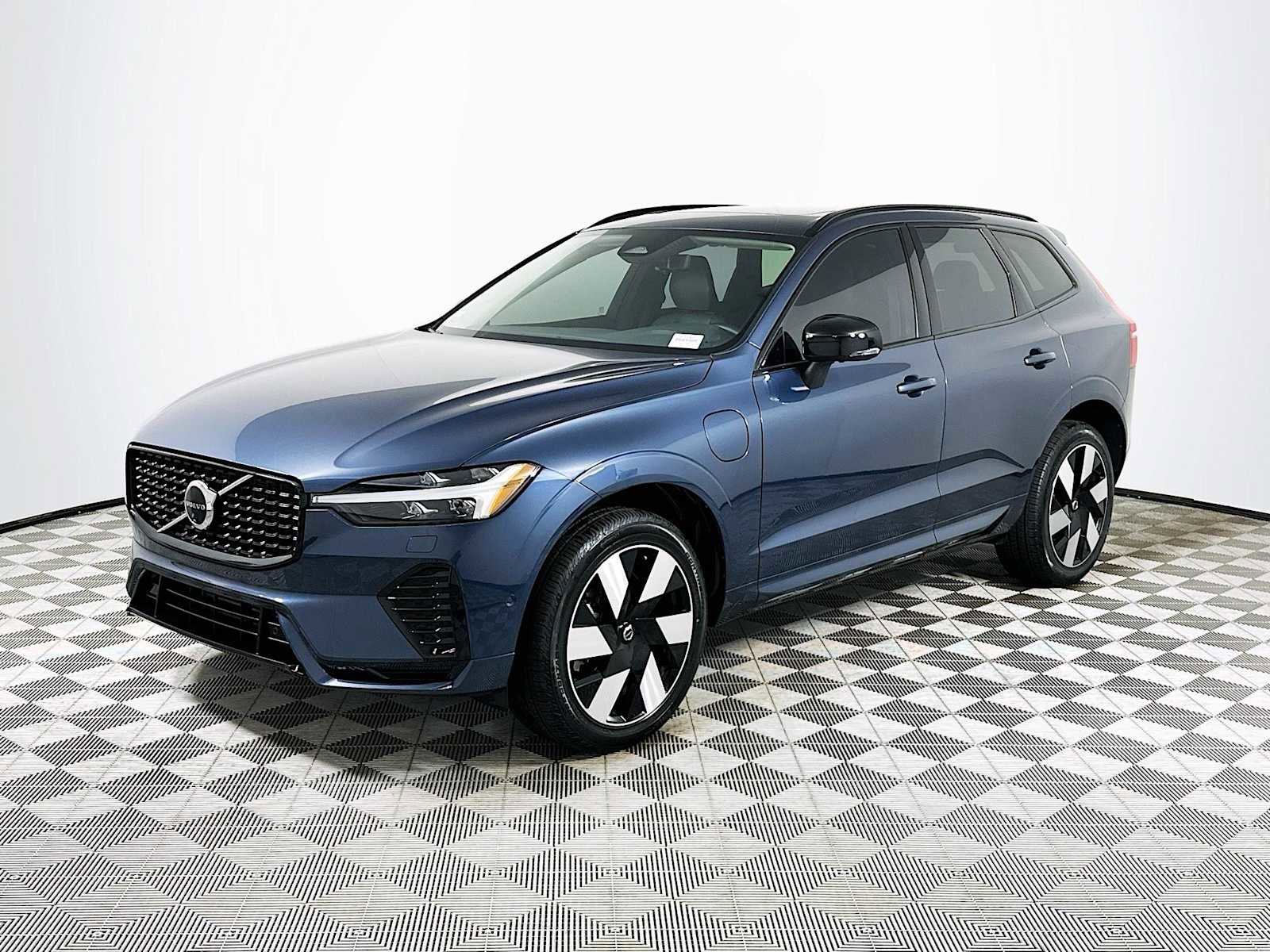 Certified 2025 Volvo XC60 T8 Plus w/ Protection Package Premier image 3
