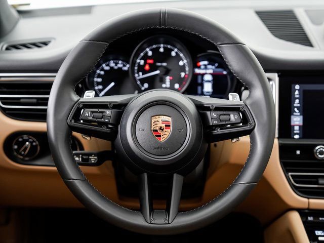 Certified 2025 Porsche Macan image 13