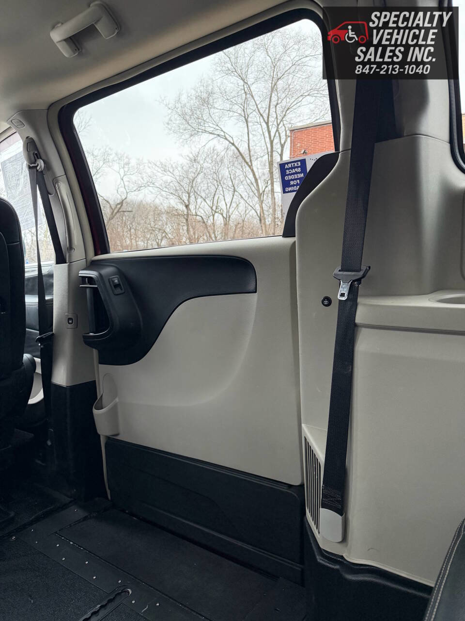 Used 2014 Chrysler Town & Country Touring image 30