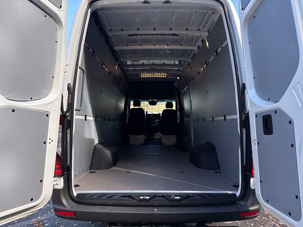 Used 2024 Mercedes-Benz Sprinter 3500 image 23