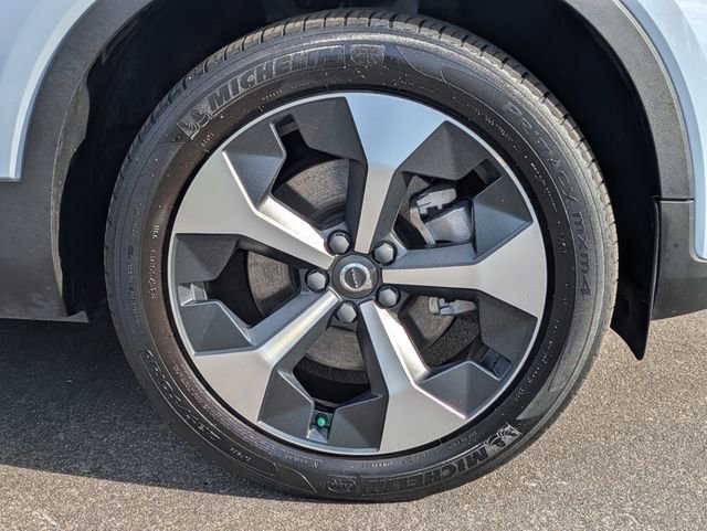 Used 2024 Volvo XC40 B5 Plus image 11