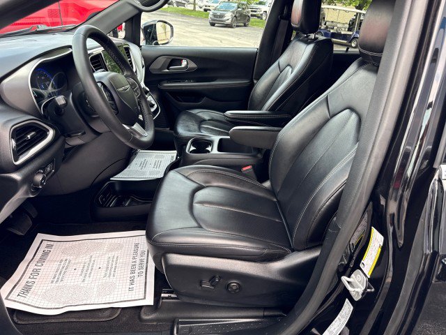 Used 2025 Chrysler Pacifica Select FWD image 15