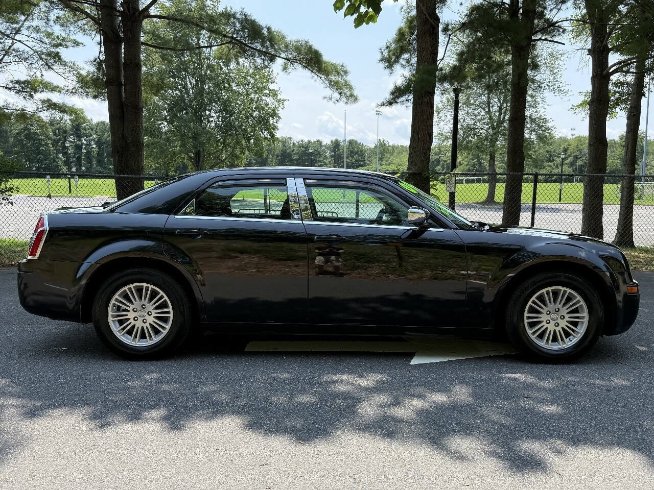 Used 2009 Chrysler 300 LX RWD image 4