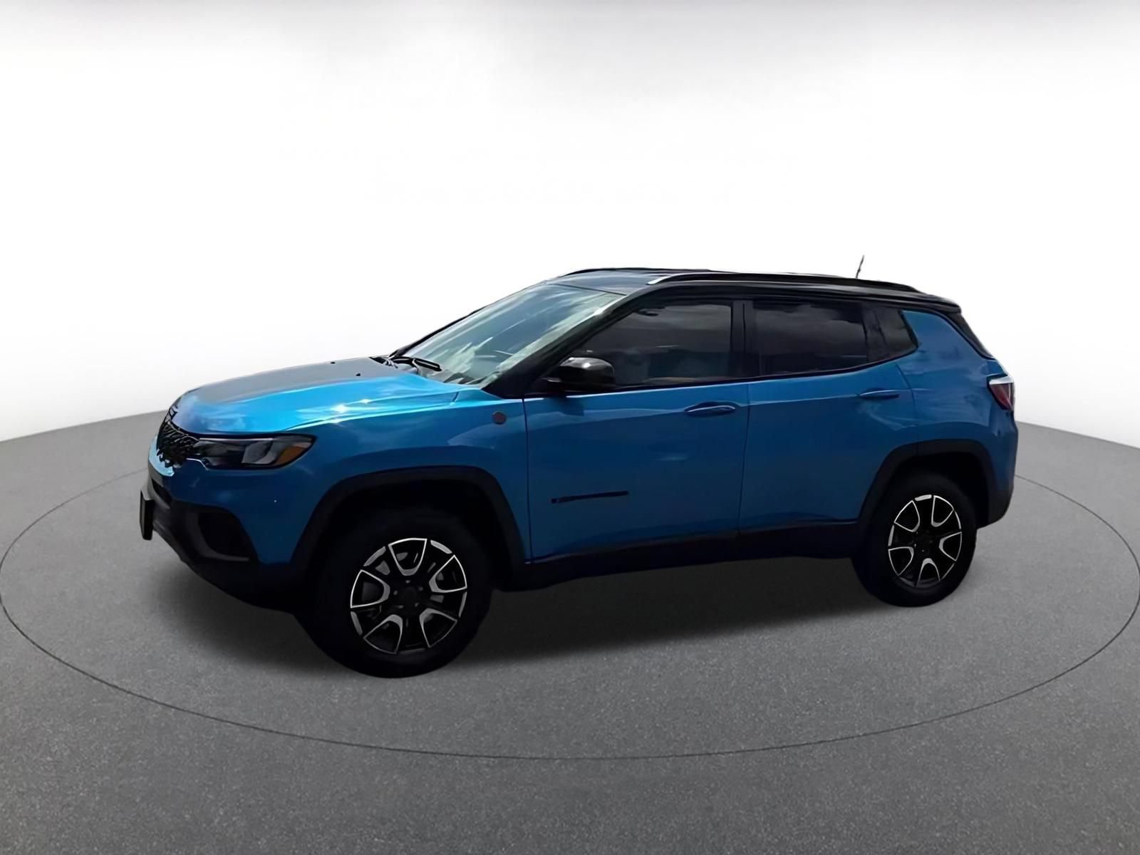 Used 2025 Jeep Compass Trailhawk AWD/4WD image 8