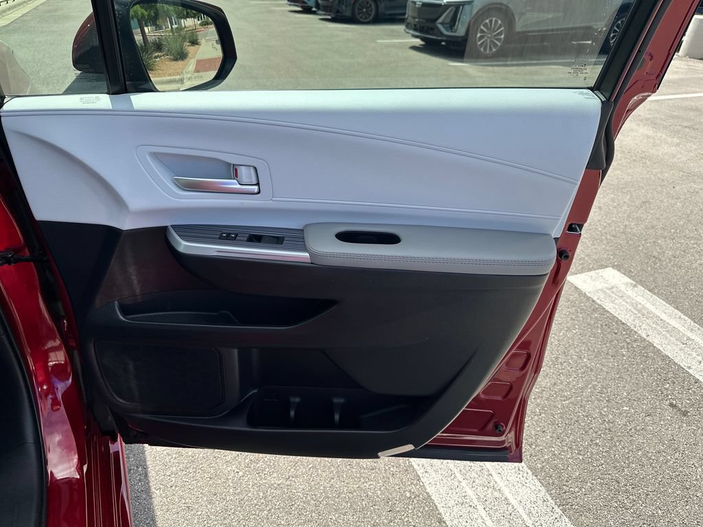 Used 2025 Toyota Sienna XLE FWD image 41