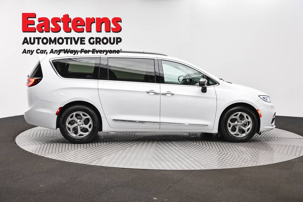 Used 2023 Chrysler Pacifica Limited FWD image 4