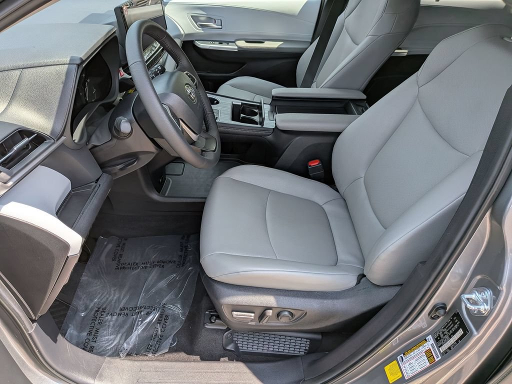 Used 2026 Toyota Sienna XLE FWD image 16