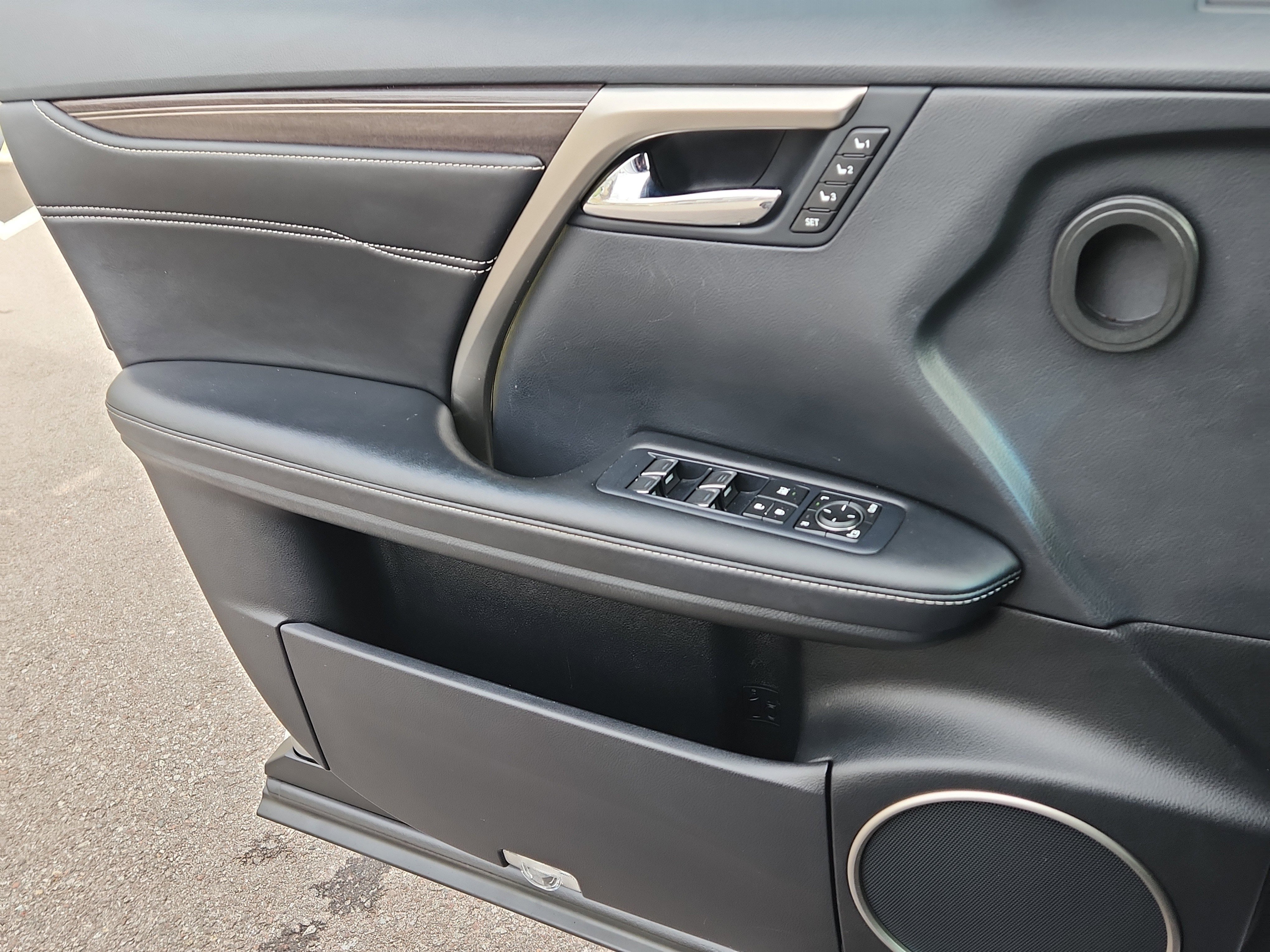 Used 2019 Lexus RX 450hL Luxury w/ Accessory Package image 6
