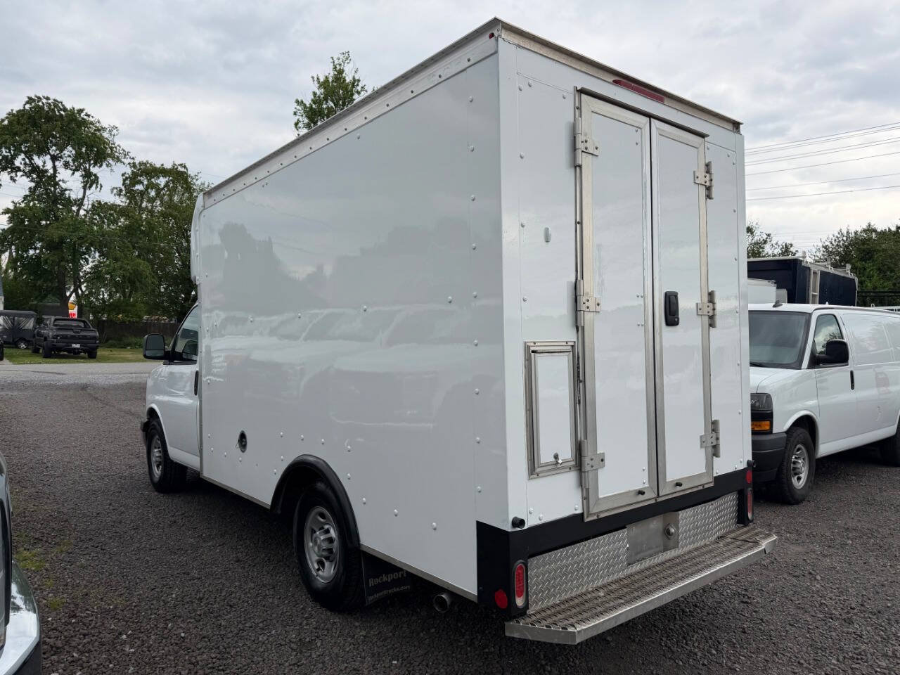 Used 2017 Chevrolet Express 3500 RWD image 3