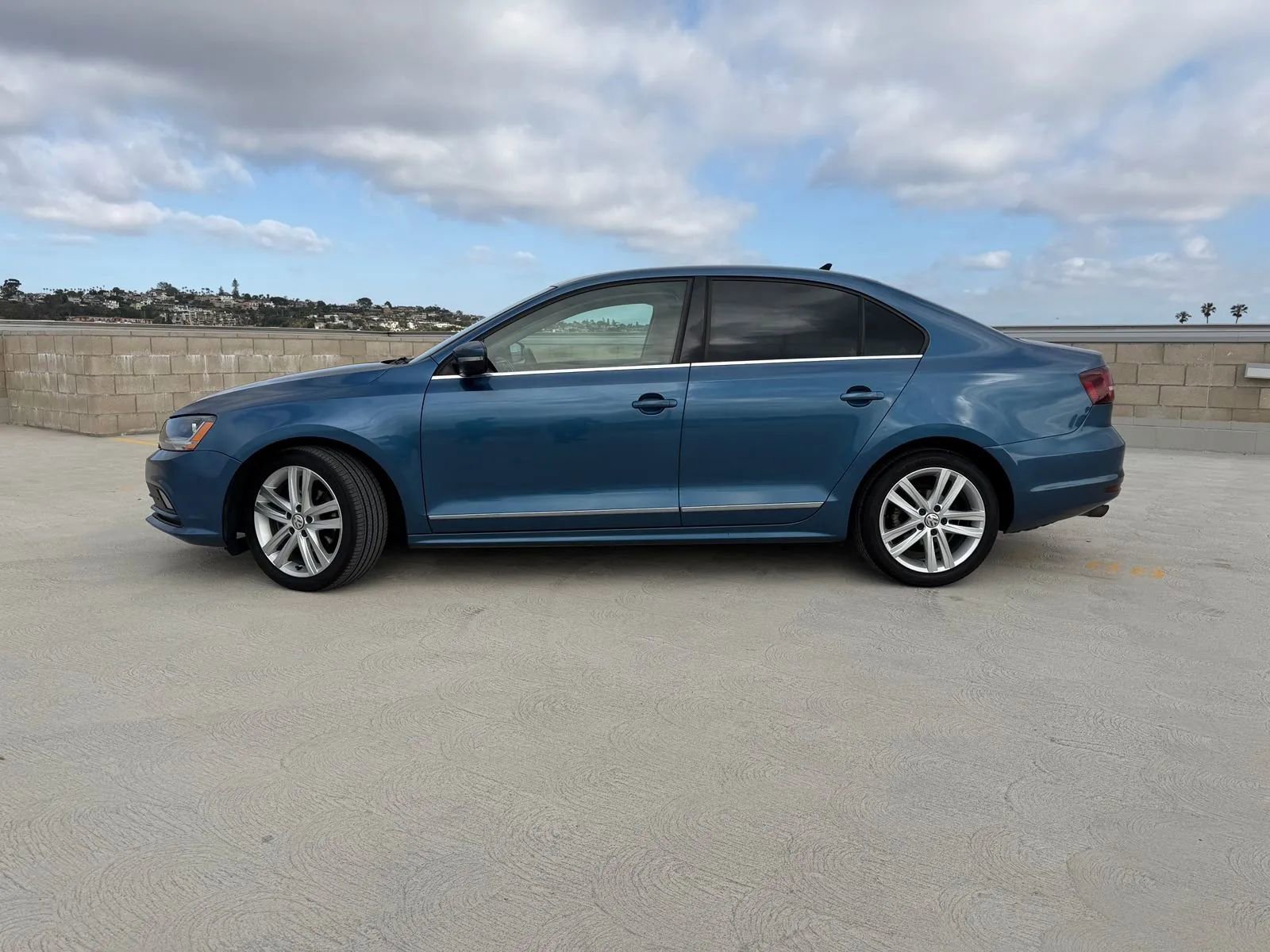 Used 2017 Volkswagen Jetta SEL image 2