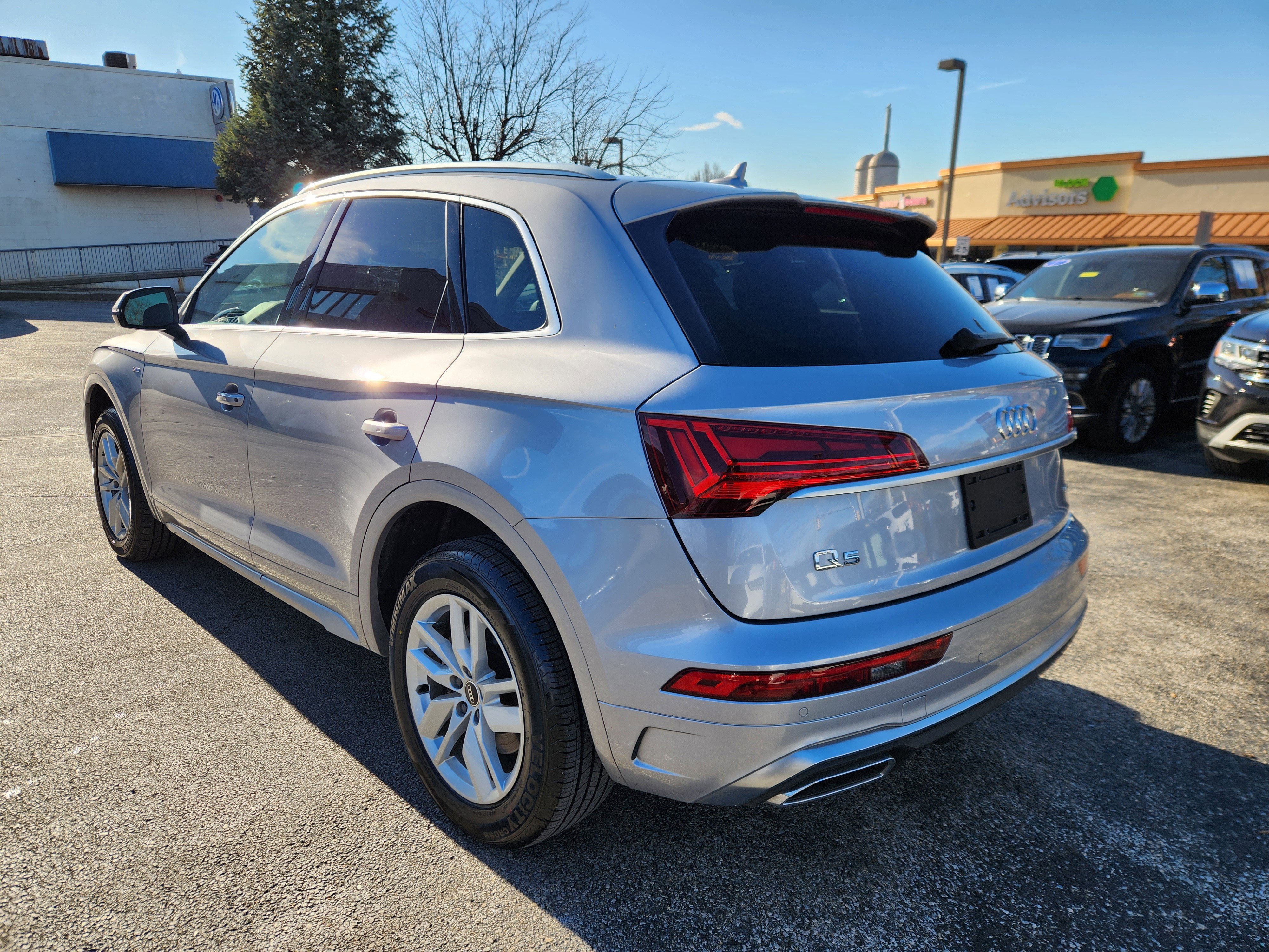 Used 2023 Audi Q5 2.0T Premium w/ Convenience Package image 3