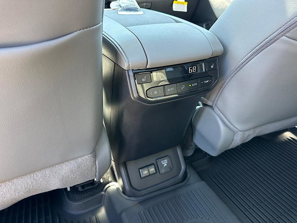 New 2026 Toyota Highlander Platinum AWD/4WD image 13