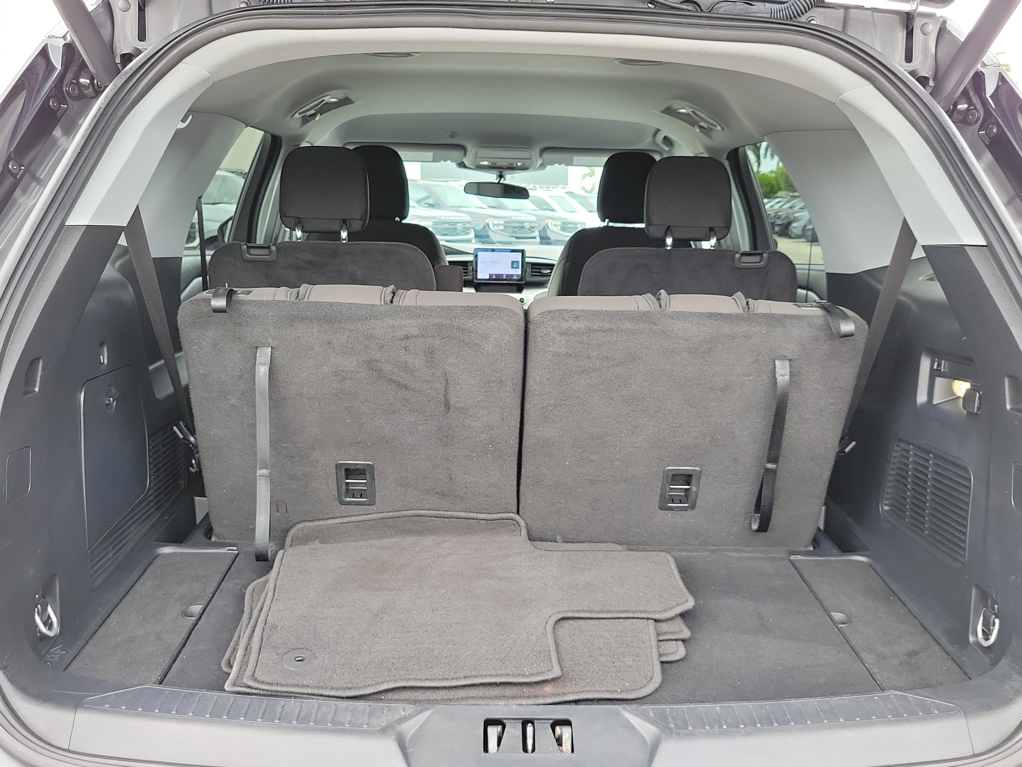 Used 2024 Ford Explorer XLT RWD image 15
