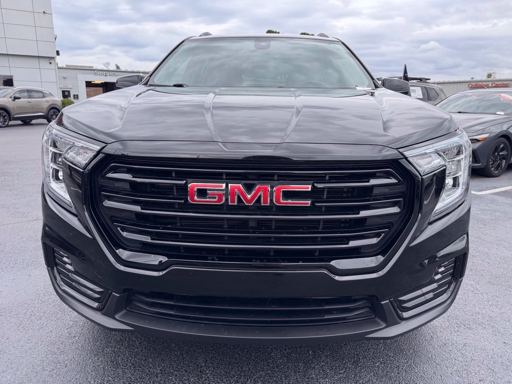 Used 2024 GMC Terrain SLE w/ Driver Convenience Package FWD image 8