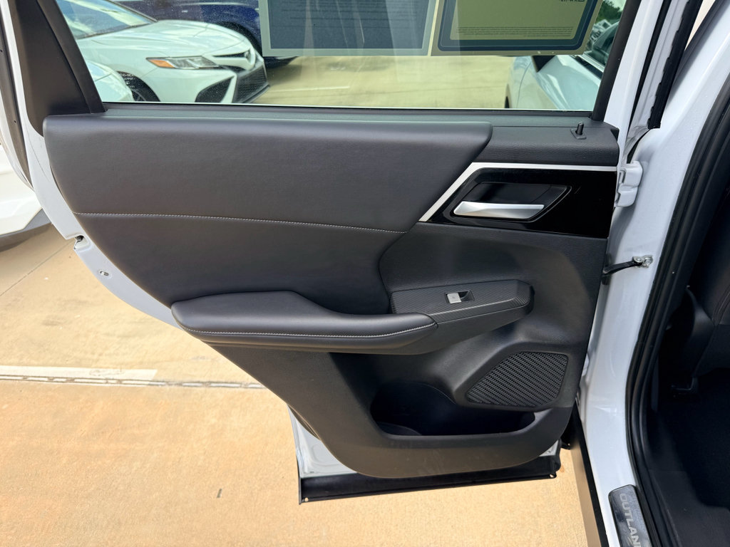 Used 2023 Mitsubishi Outlander SE FWD image 17