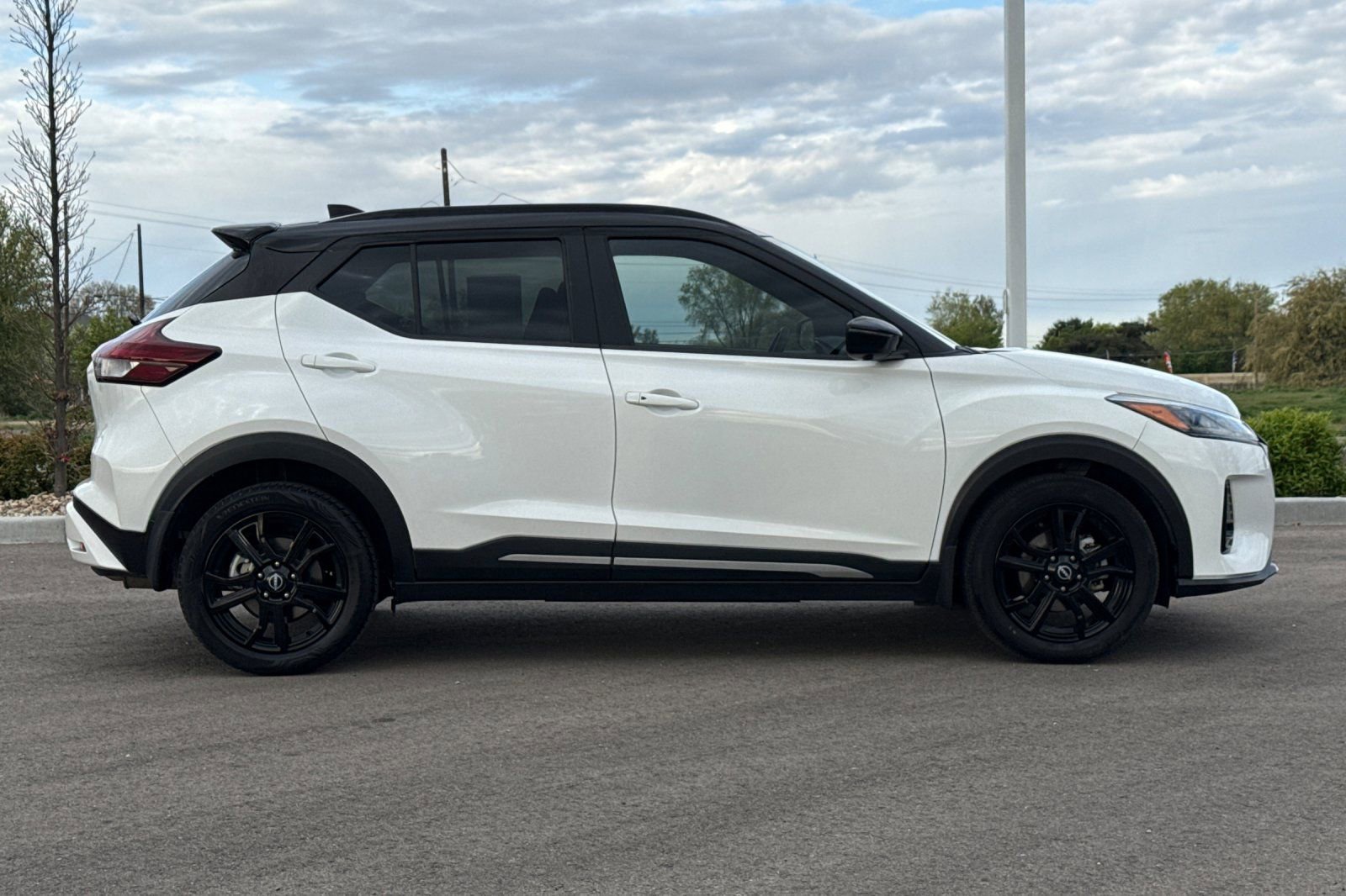 Used 2024 Nissan Kicks SR image 3