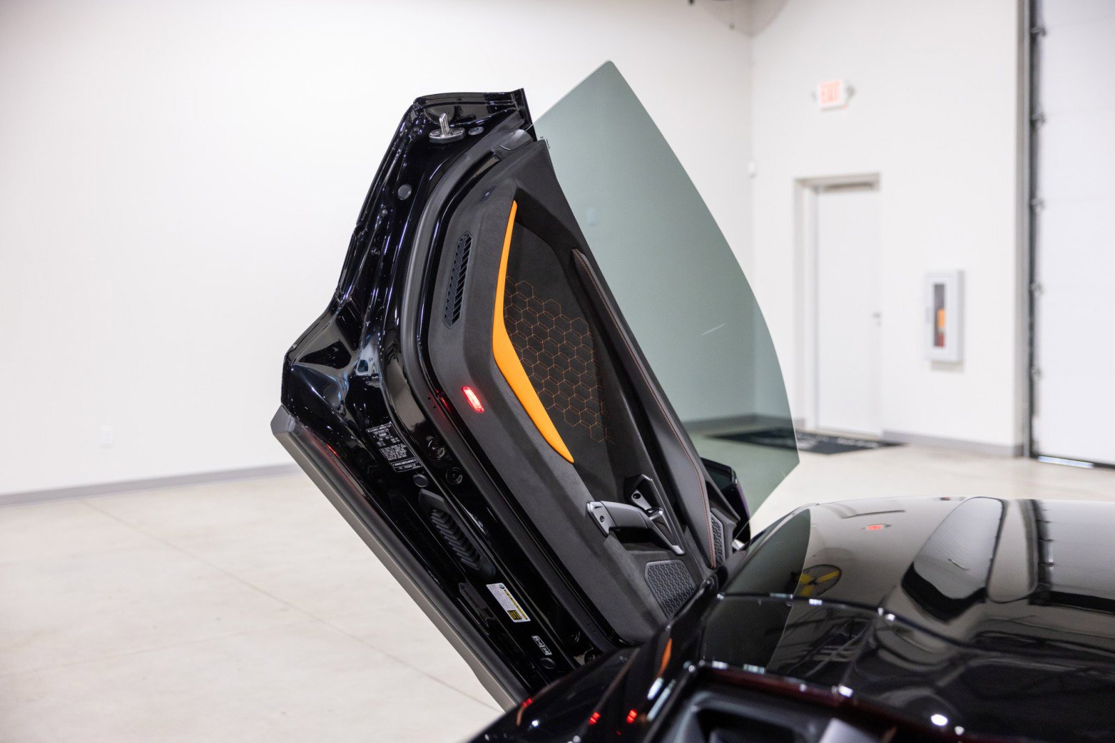 Used 2025 Lamborghini Revuelto image 35