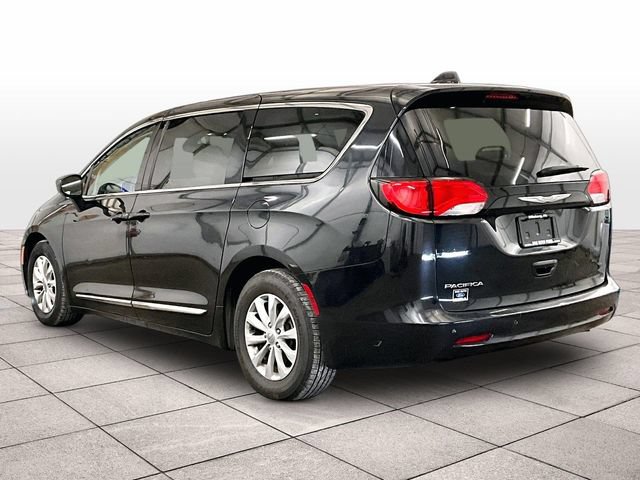 Used 2017 Chrysler Pacifica Touring w/ Tire & Wheel Group FWD image 10