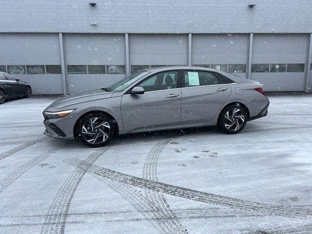 Used 2025 Hyundai Elantra SEL image 17