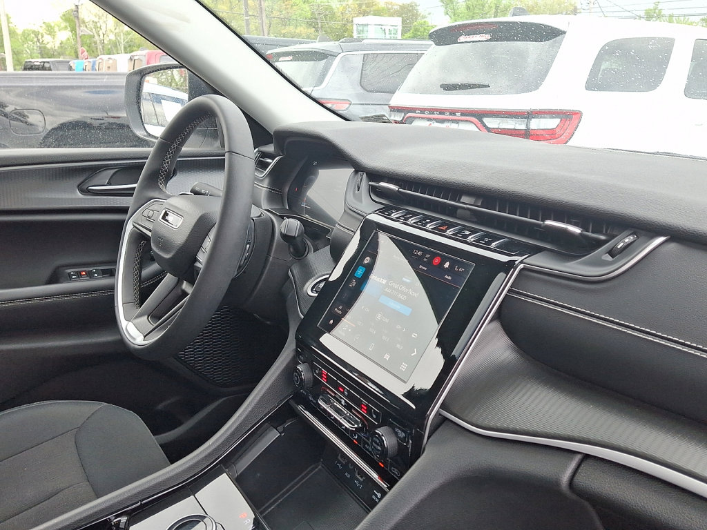 Used 2023 Jeep Grand Cherokee Laredo w/ Luxury Tech Group I AWD/4WD image 12