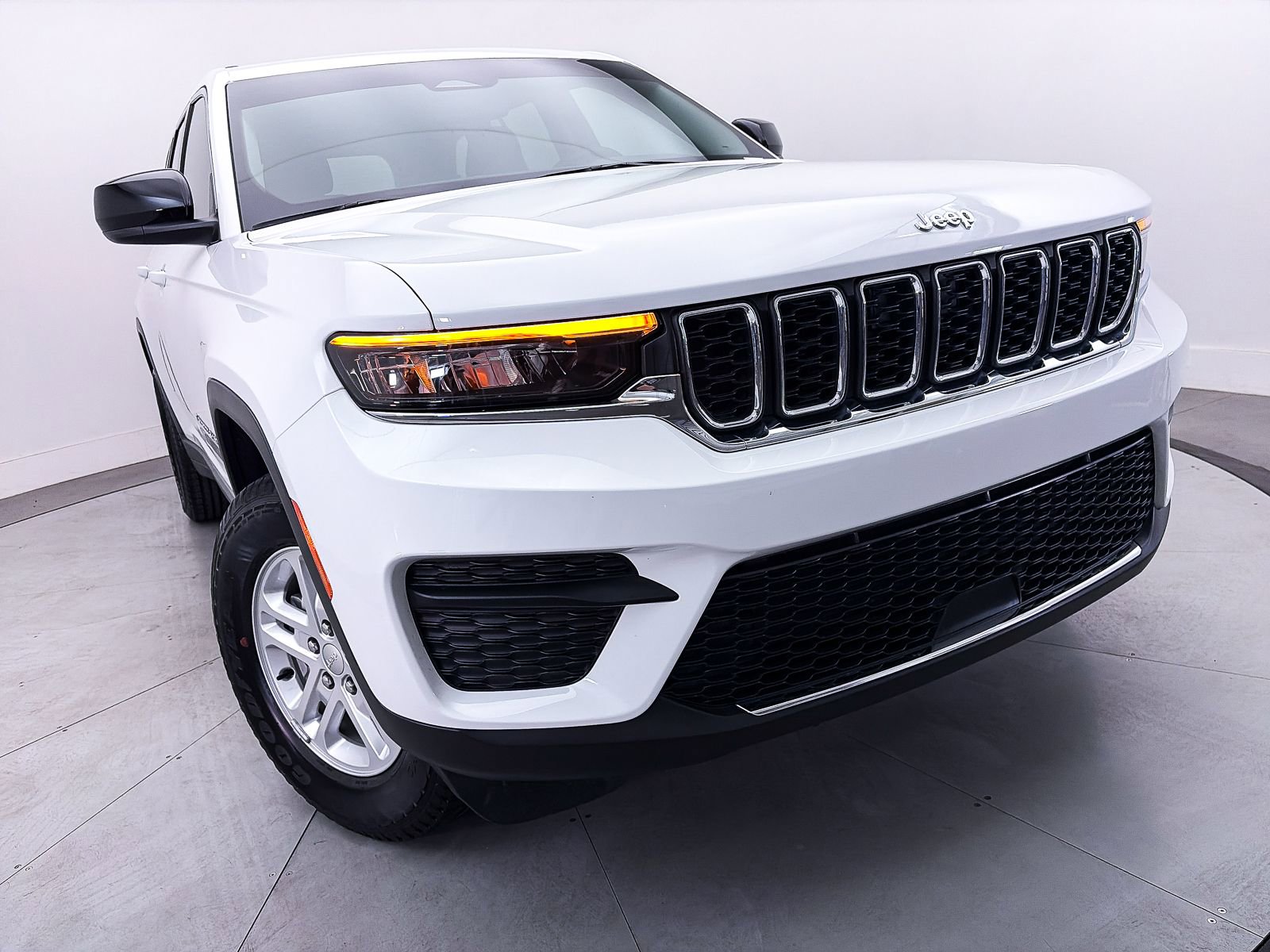 Used 2023 Jeep Grand Cherokee Laredo w/ Trailer Tow Prep Group (B) AWD/4WD image 6