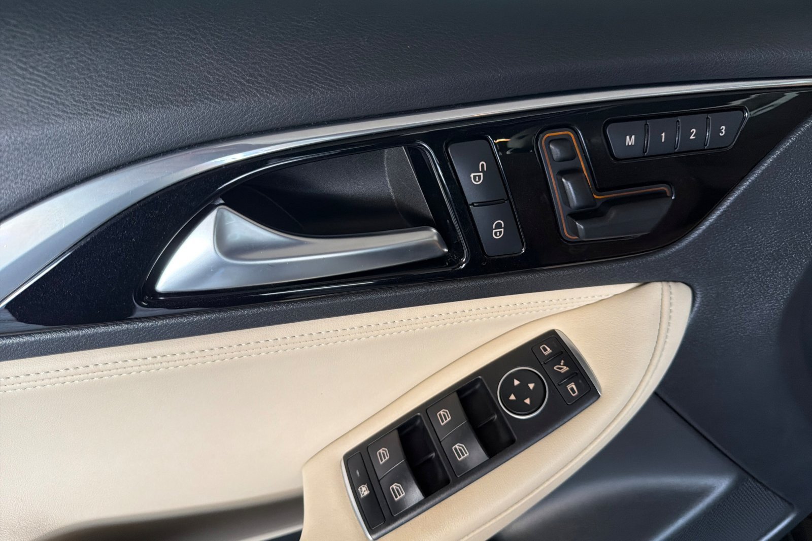 Used 2018 INFINITI QX30 AWD w/ Cargo Package image 10