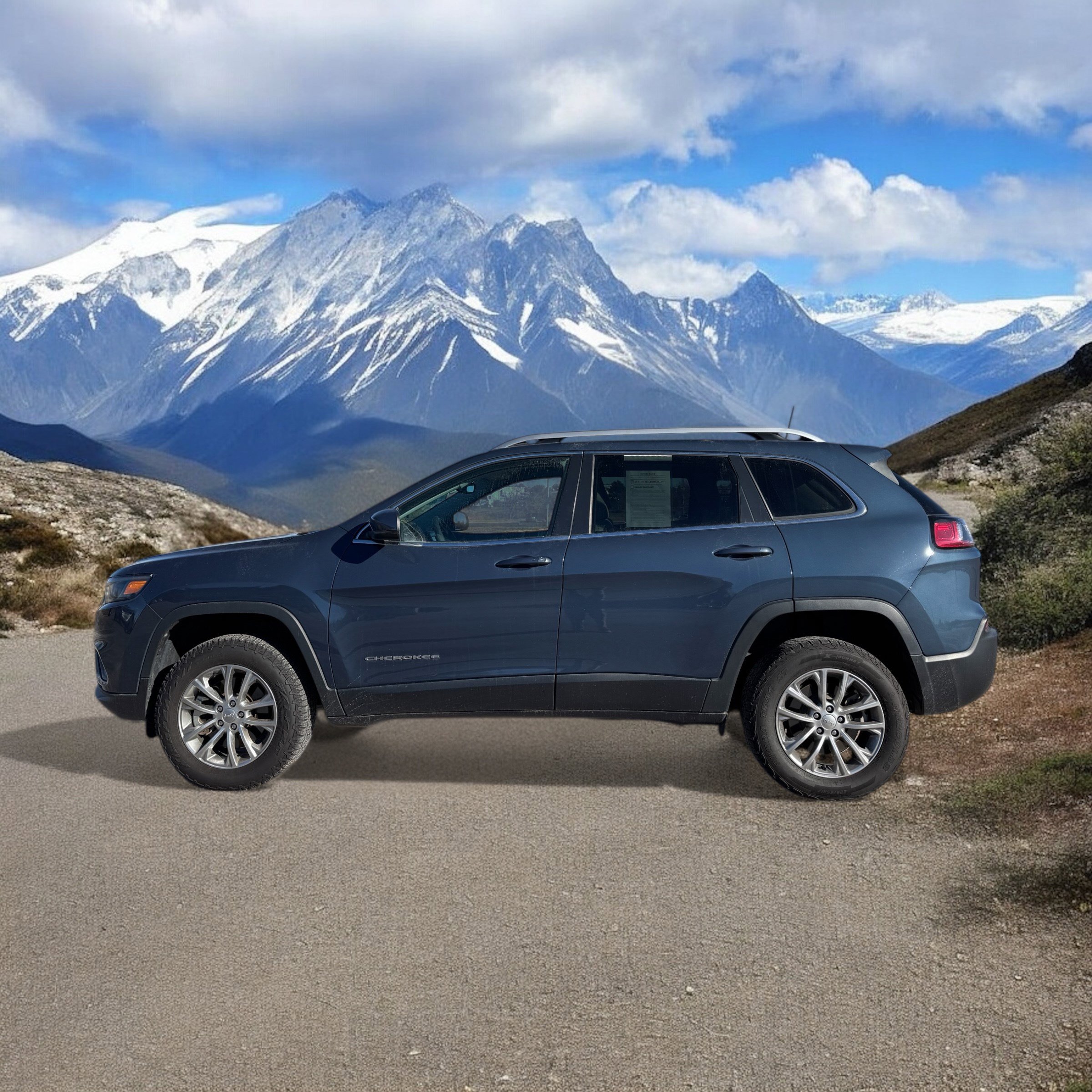 Used 2021 Jeep Cherokee Latitude Lux w/ Trailer Tow Group image 2