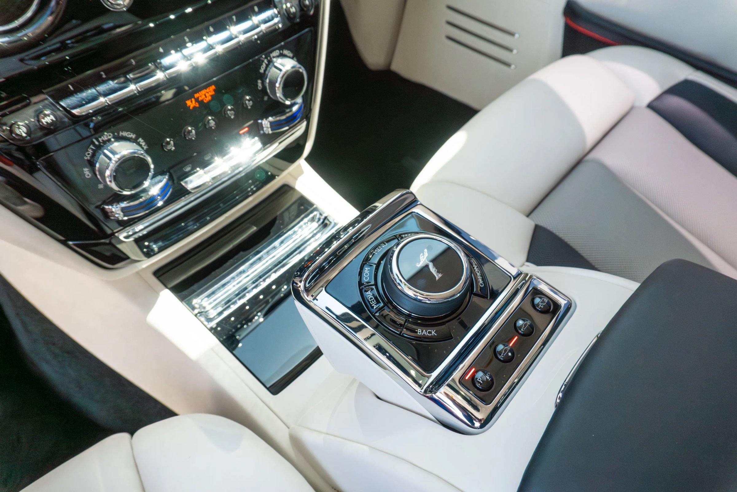 Used 2024 Rolls-Royce Phantom Sedan w/ The Phantom Package RWD image 18