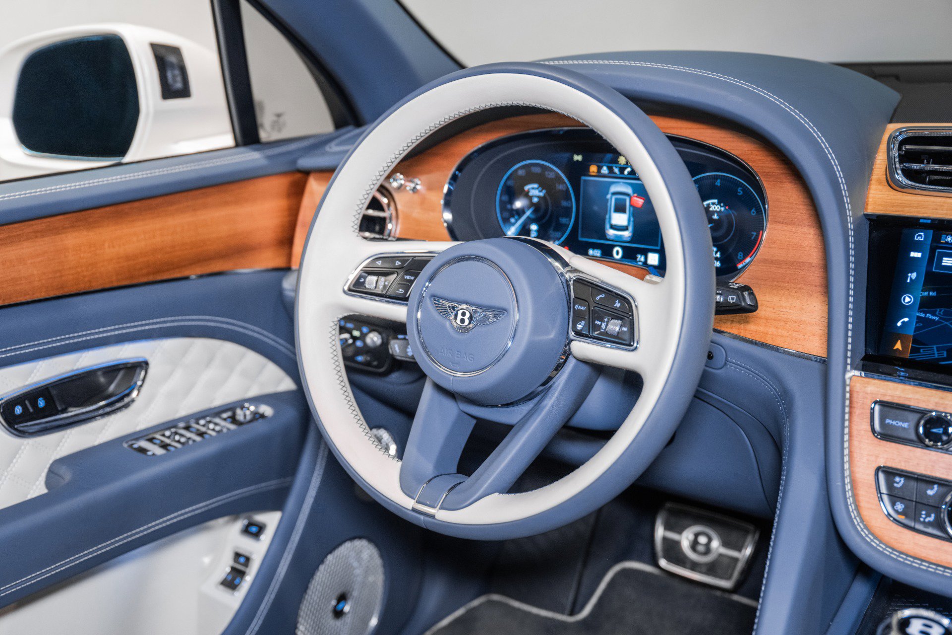 Used 2023 Bentley Bentayga image 31