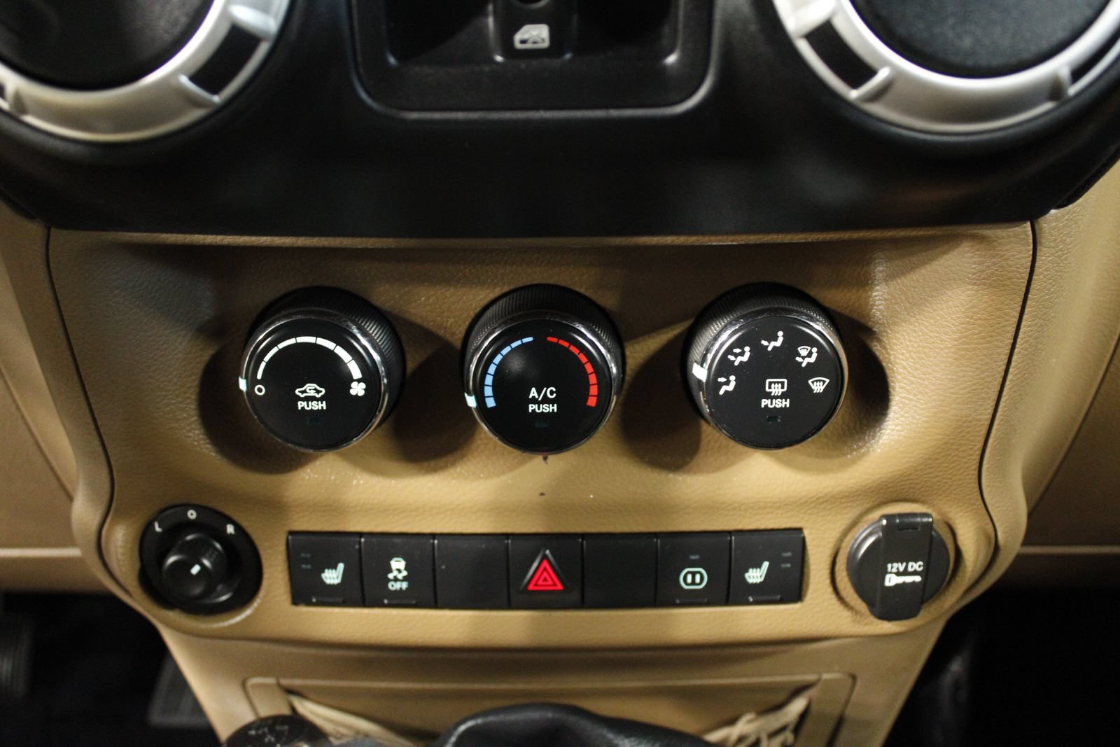 Used 2011 Jeep Wrangler Unlimited Sahara w/ Connectivity Group AWD/4WD image 15