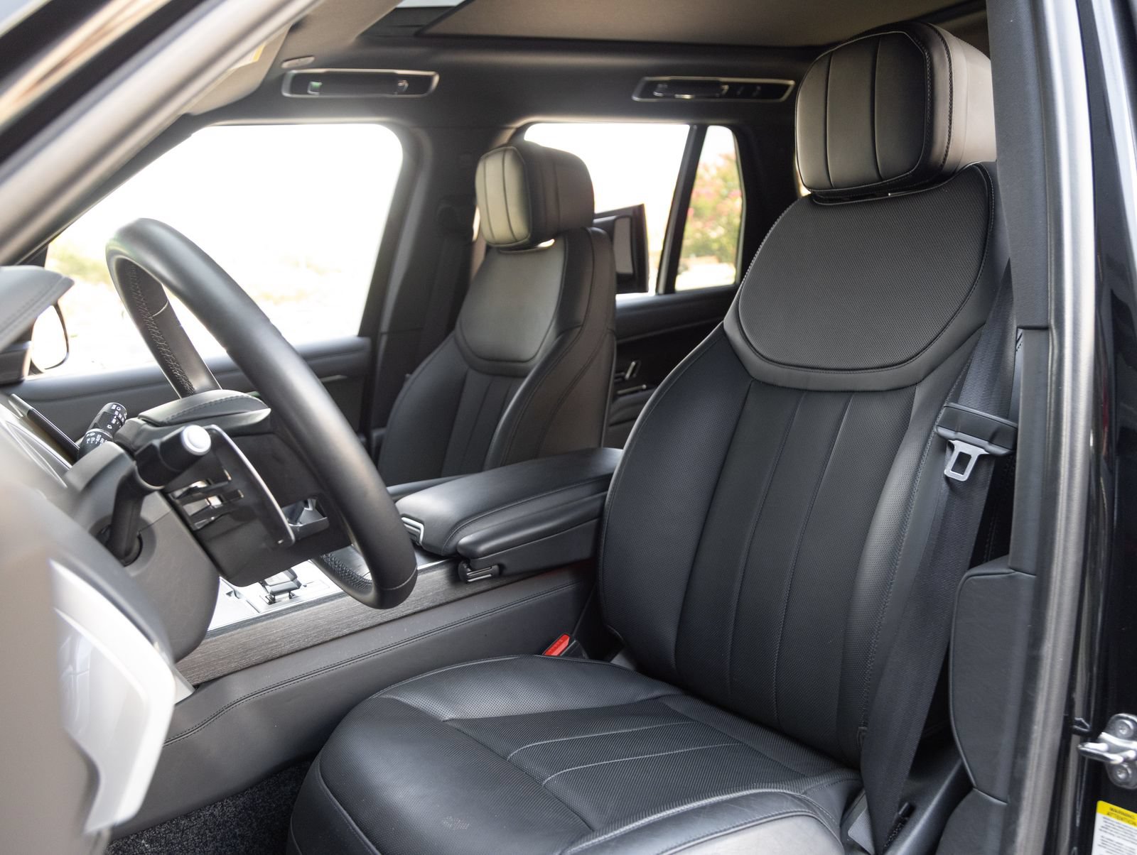 Used 2025 Land Rover Range Rover SE AWD/4WD image 4