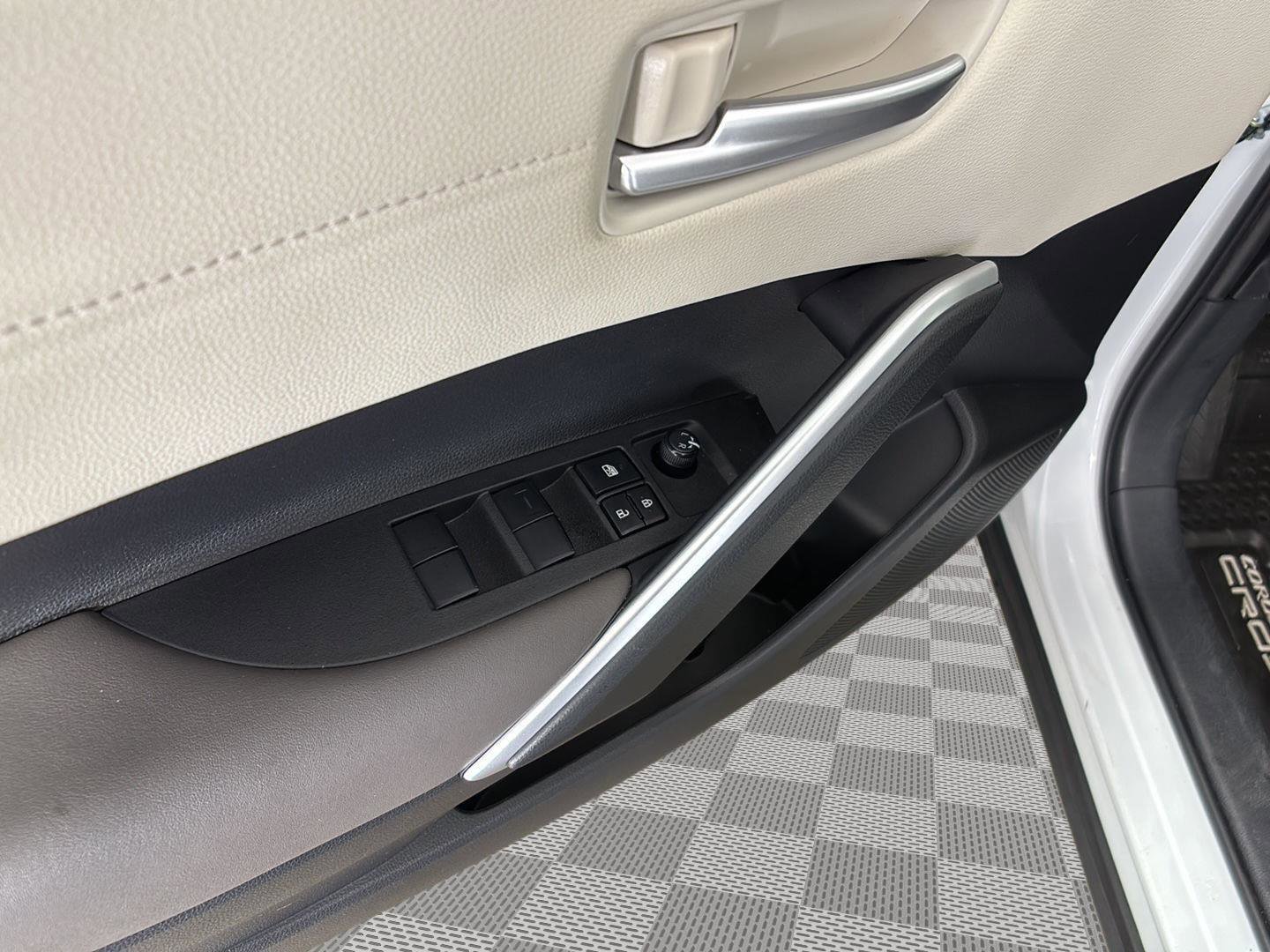 Used 2023 Toyota Corolla Cross XLE w/ Convenience Package image 25