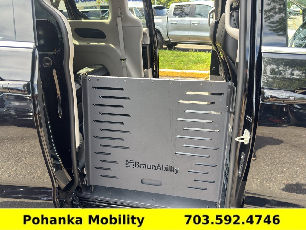 Used 2024 Chrysler Pacifica Touring-L FWD image 3