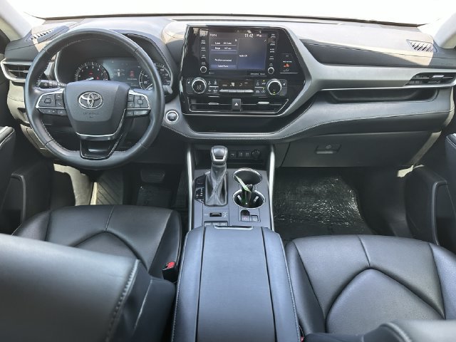 Used 2021 Toyota Highlander XLE AWD/4WD image 10