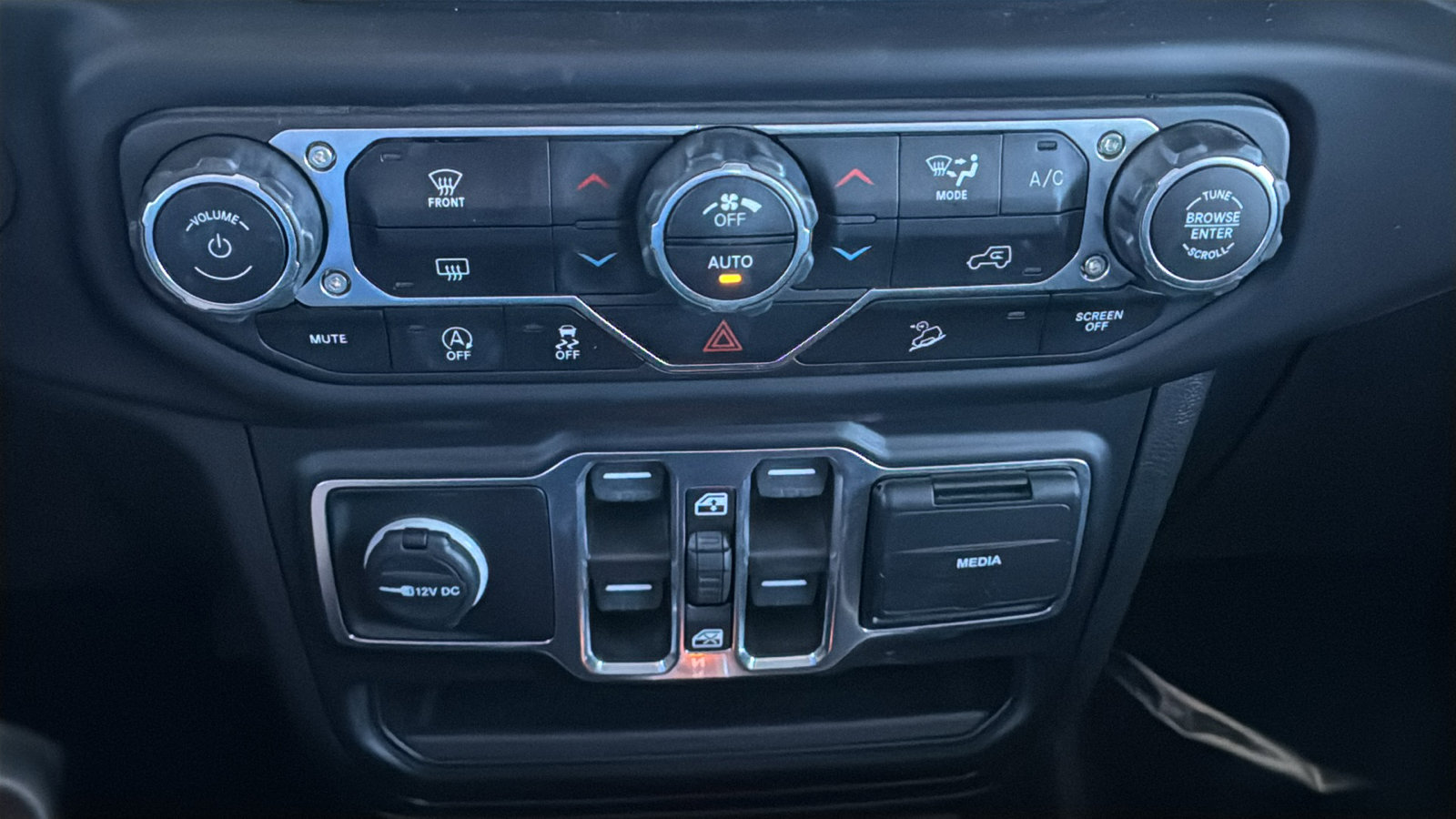 Used 2020 Jeep Wrangler Unlimited Sahara AWD/4WD image 27