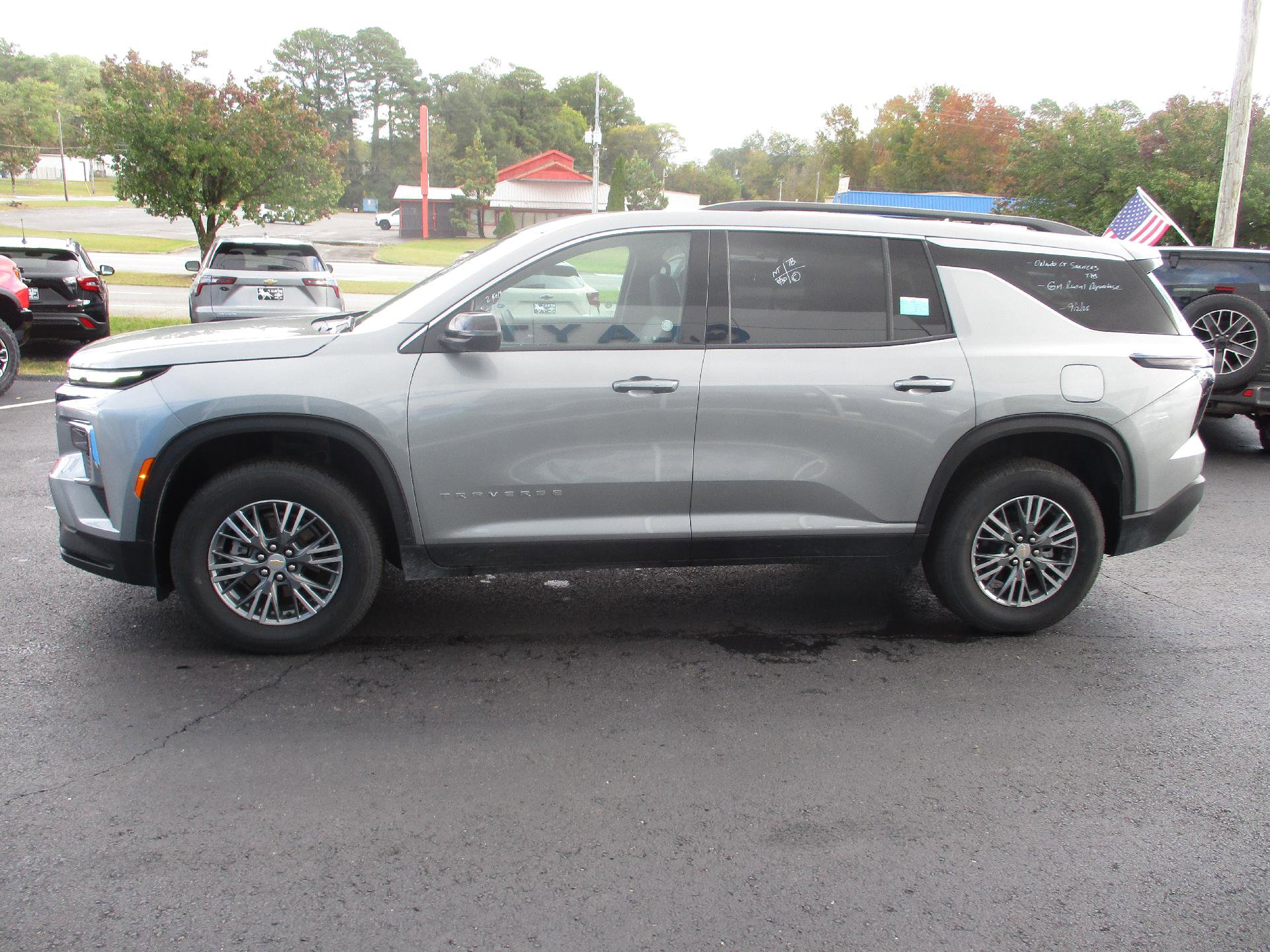 Used 2025 Chevrolet Traverse LT image 6