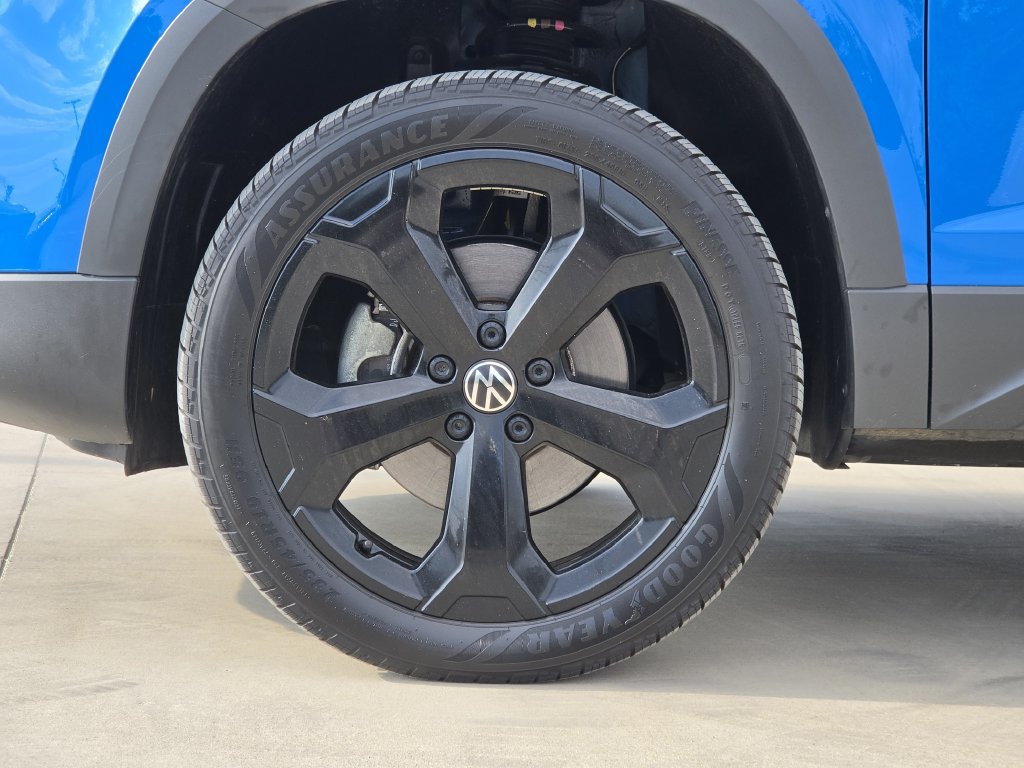 Certified 2025 Volkswagen Taos SE AWD/4WD image 8