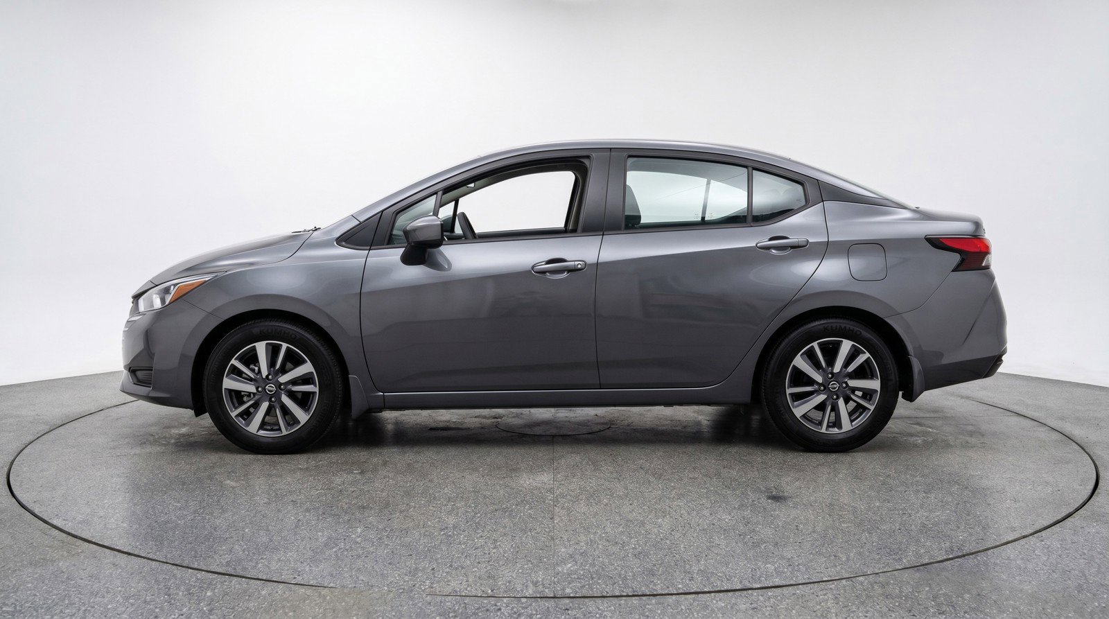 Used 2025 Nissan Versa SV FWD image 5