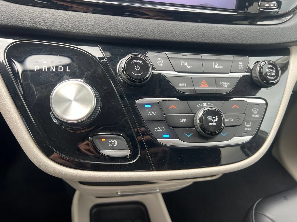 Used 2023 Chrysler Pacifica Touring-L FWD image 54