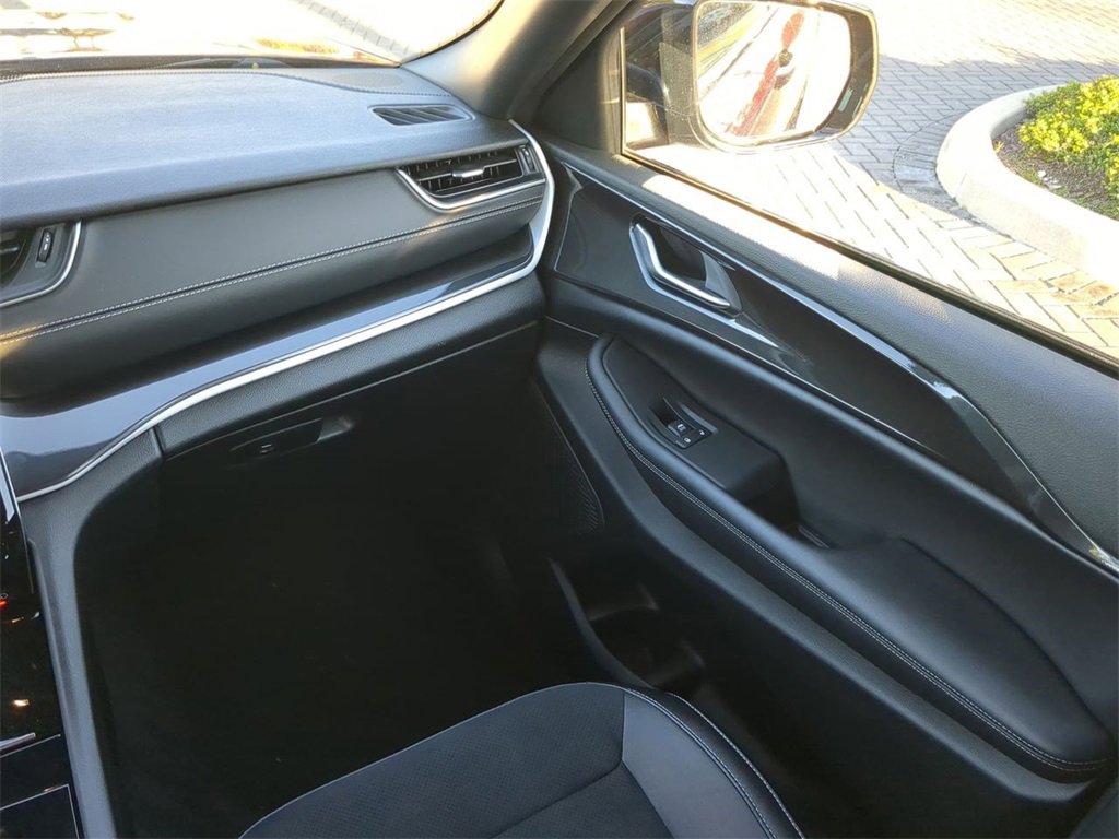 Used 2023 Jeep Grand Cherokee Altitude image 18