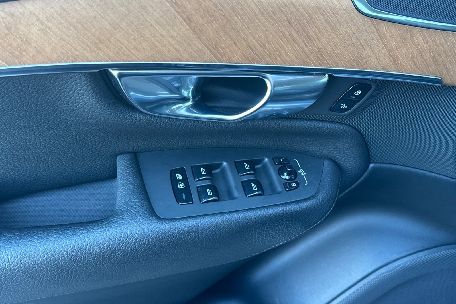 Used 2021 Volvo XC90 T8 Inscription Expression w/ Climate Package image 10