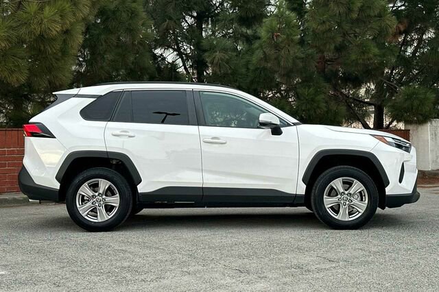 Used 2022 Toyota RAV4 XLE image 3