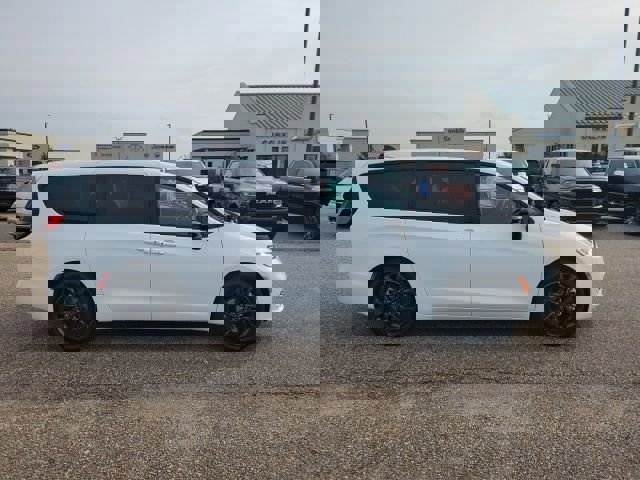 New 2026 Chrysler Pacifica Select image 20